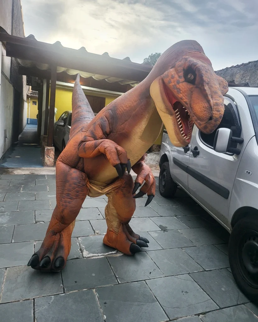 T-rex laranja animando a festa