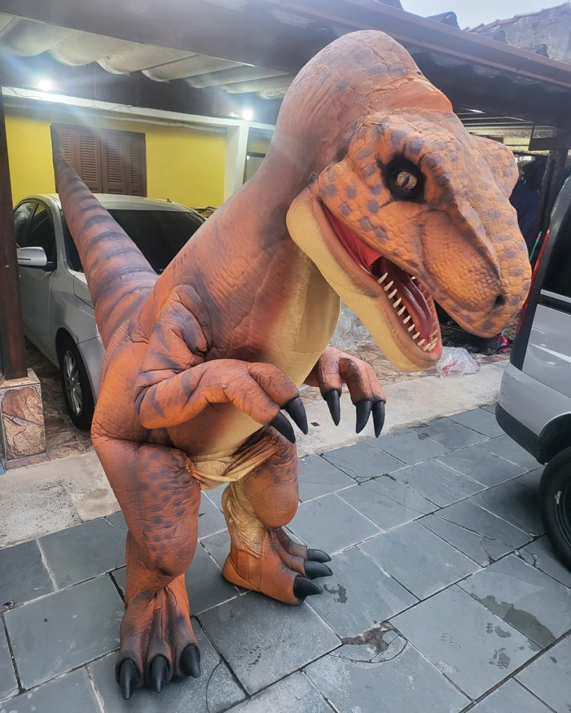 T-rex laranja posando para a foto