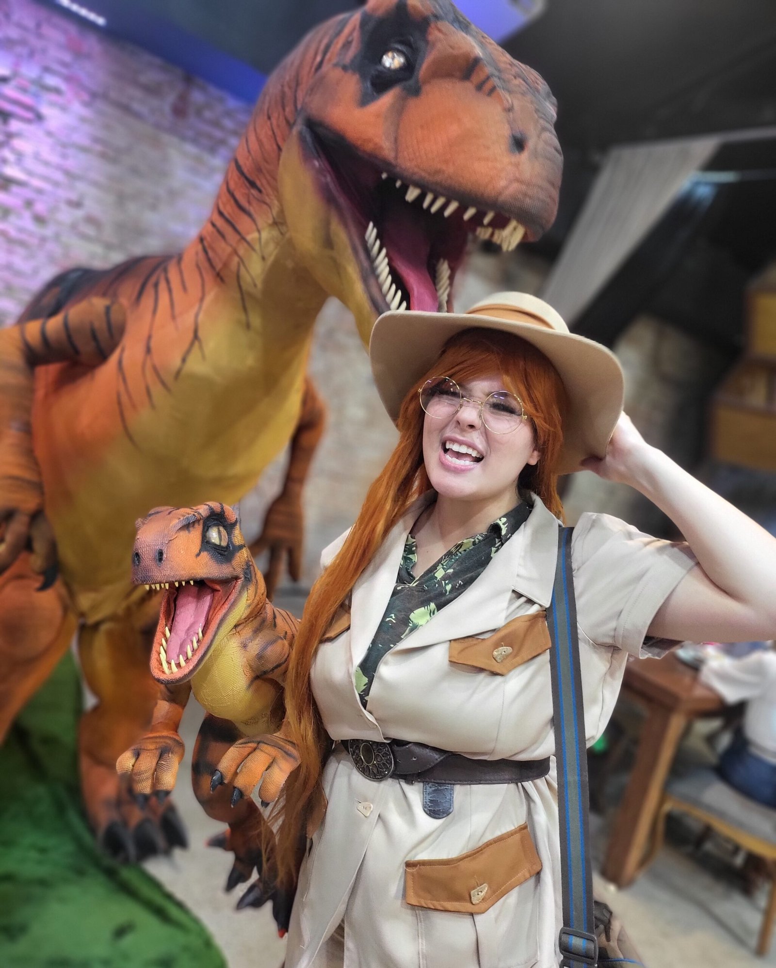 Close do Velociraptor Laranja Personagem Vivo pronto para animação de festas infantis