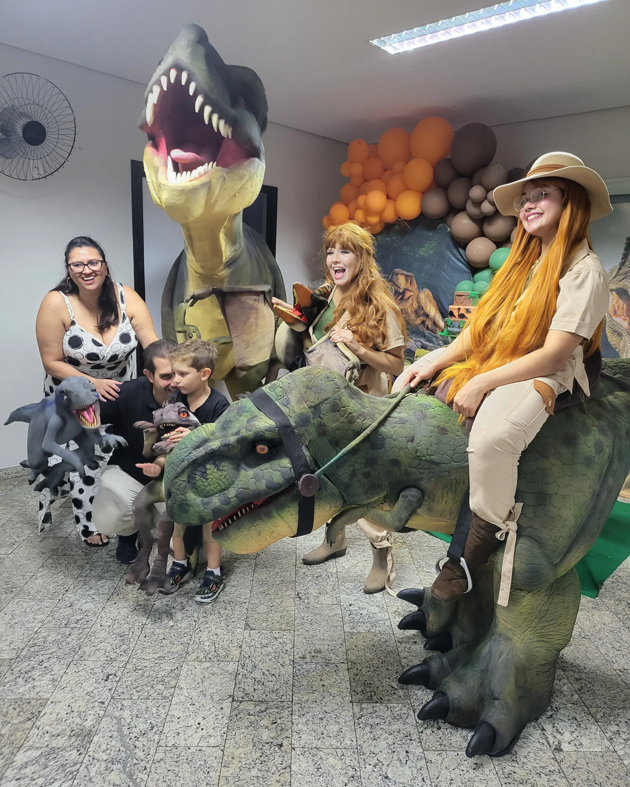 T-Rex Personagem Vivo animando a festa