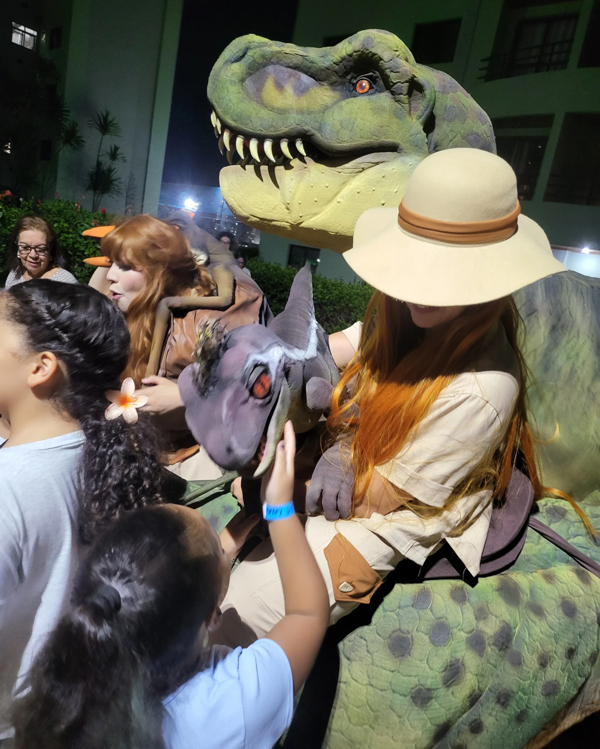 T-Rex Personagem Vivo curtindo a festa