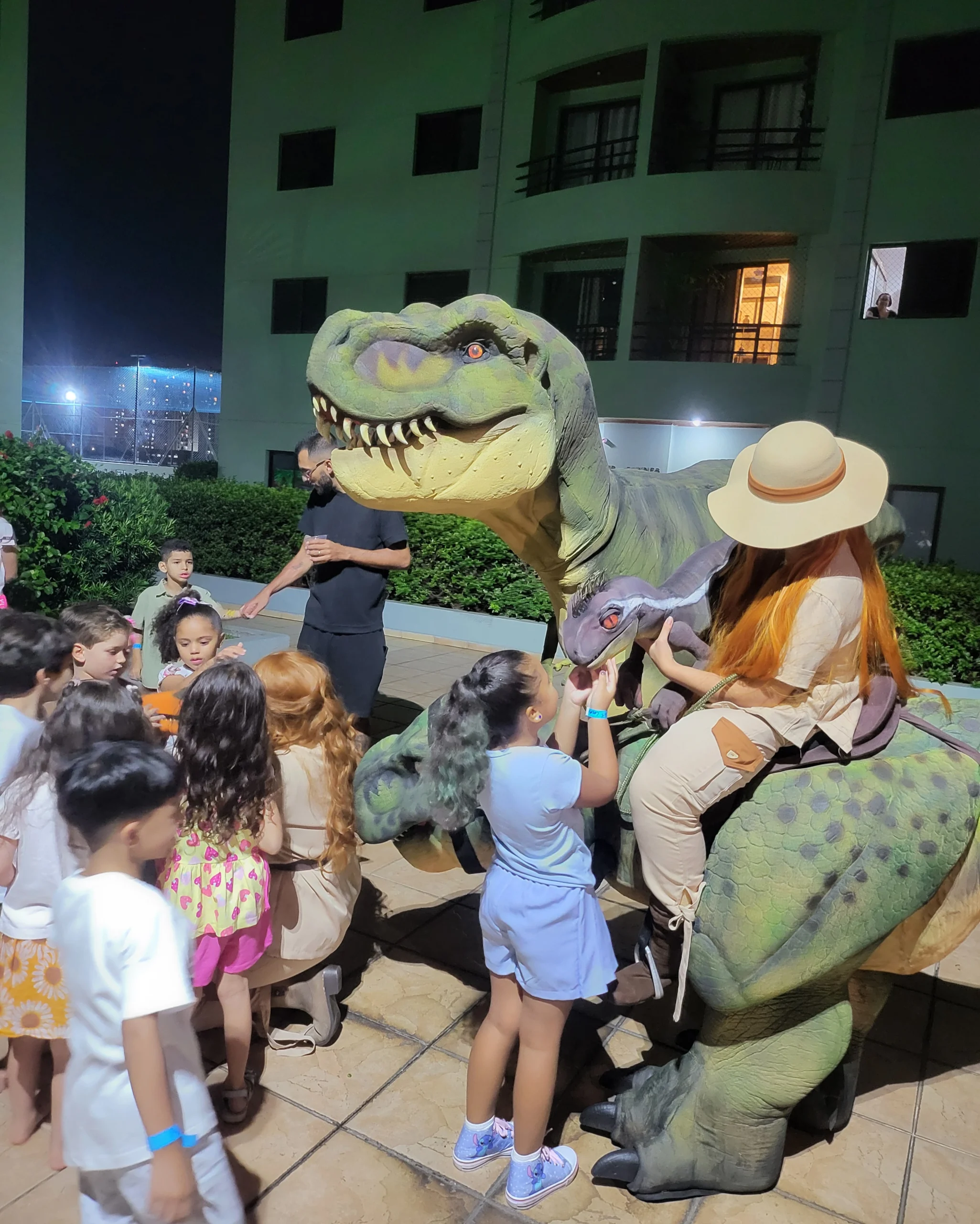 T-Rex Personagem Vivo alegrando as crianças