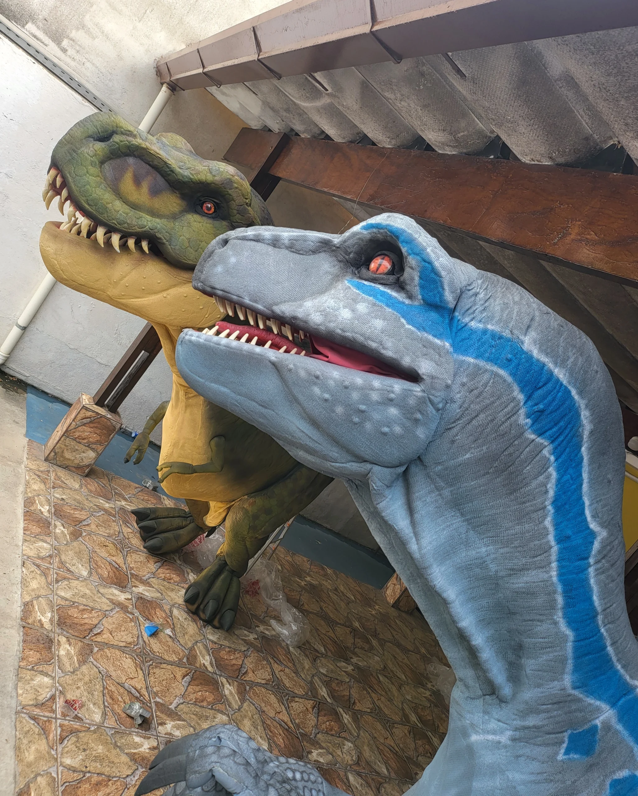 Velociraptor Blue Personagem Vivo curtindo a festa