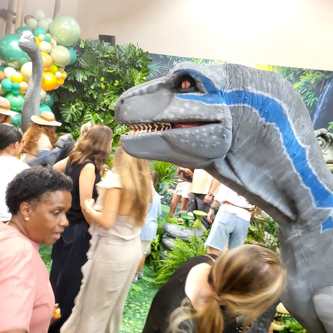 Atração de dinossauro Blue Jurassic World em evento infantil no centro de Santa Isabel