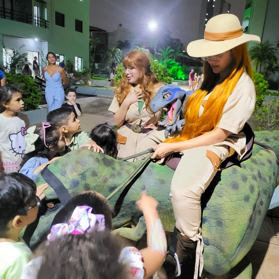 A criançada sem medo do dinossauro personagem vivo A criançada sem medo do dinossauro personagem vivo