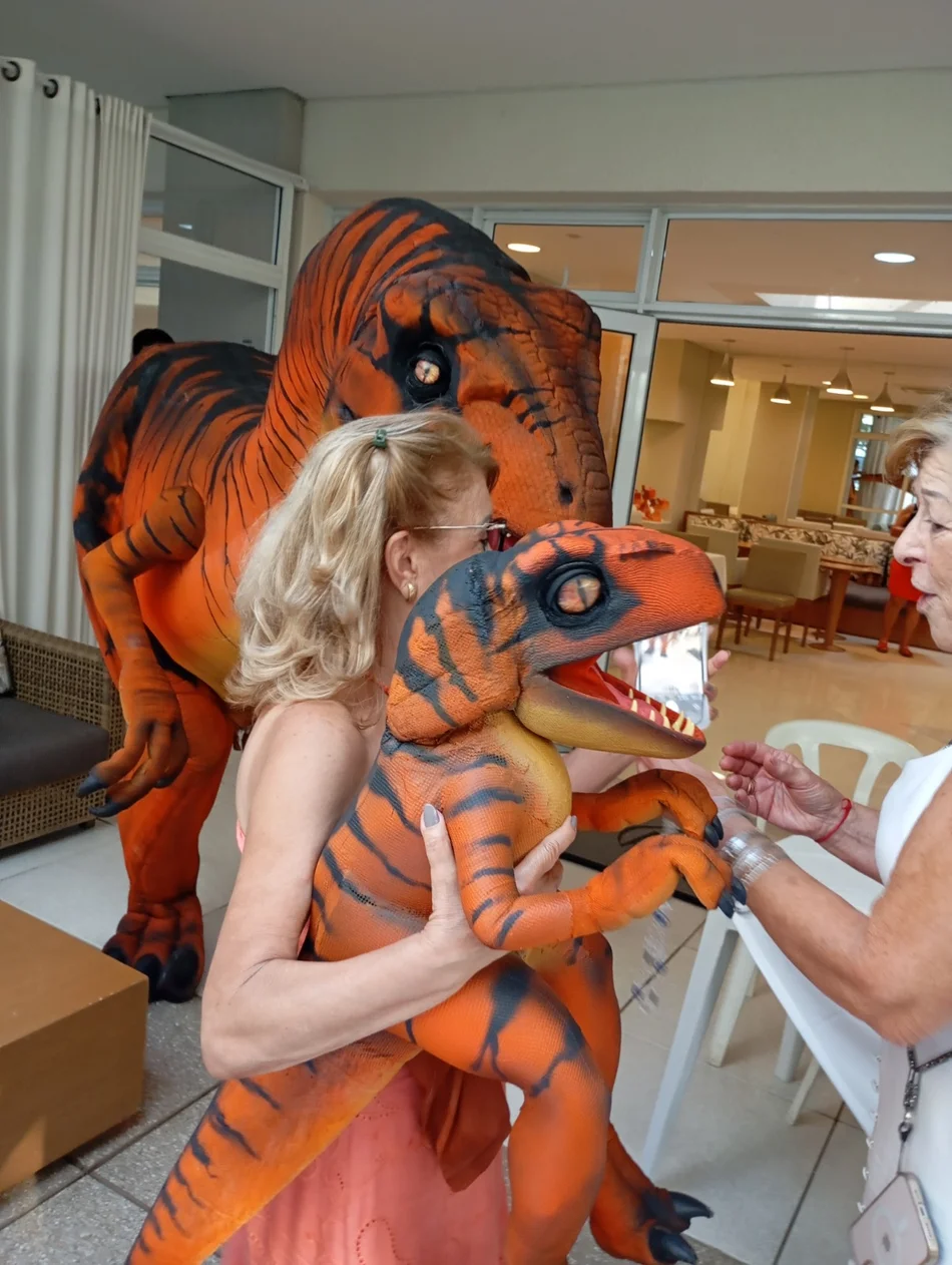 Adultos se divertindo com nossos Dinossauros personagens vivos em Arujá