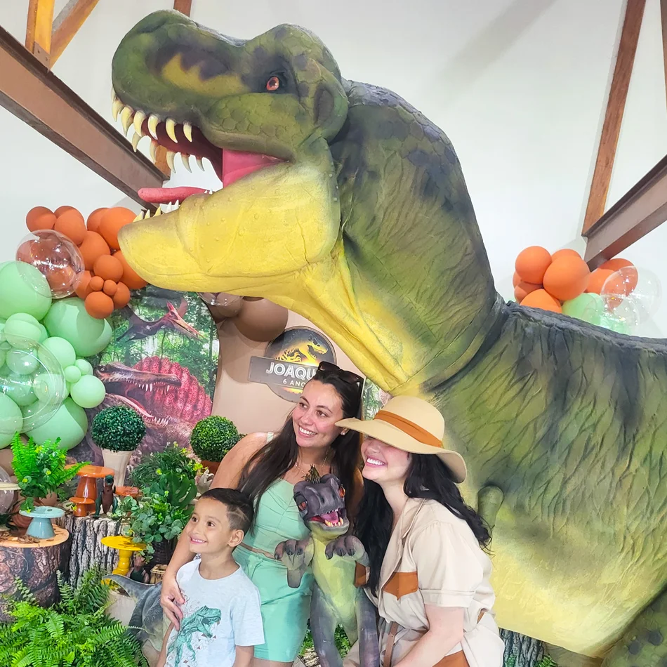 Apresentação de robô dinossauro em salão de festas no Jardim Aquarius ao contratar dinossauros personagens vivos em São José dos Campos