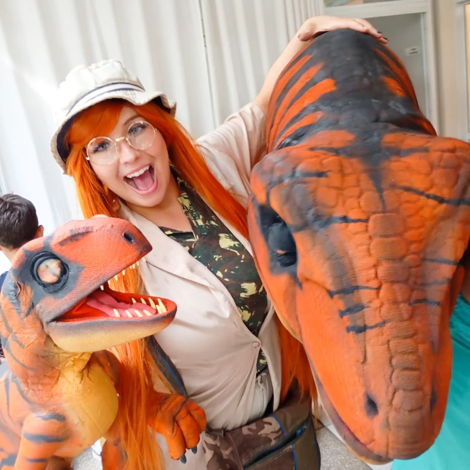 Crianças rindo em festa infantil com personagem de Dinossauro