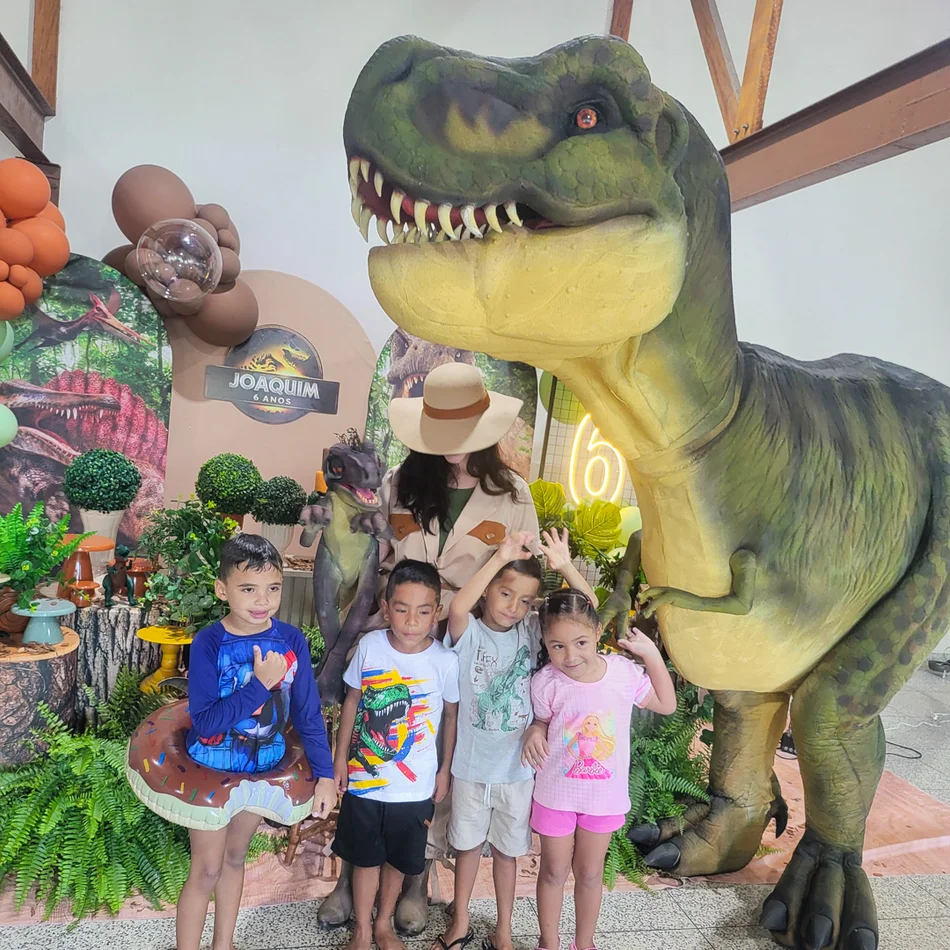 Ator profissional ao contratar dinossauros personagens vivos em Pinheiros simulando ataque do T-Rex