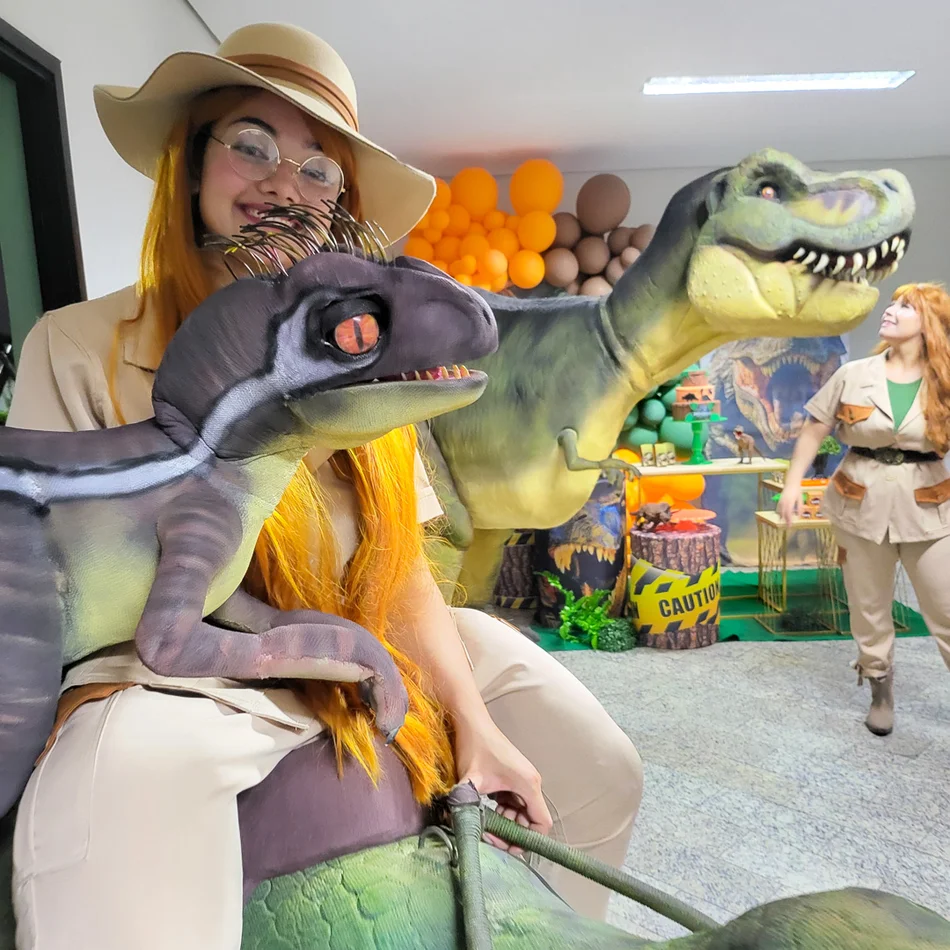 Ator vestido de dinossauro T-Rex animando festa infantil em Itupeva