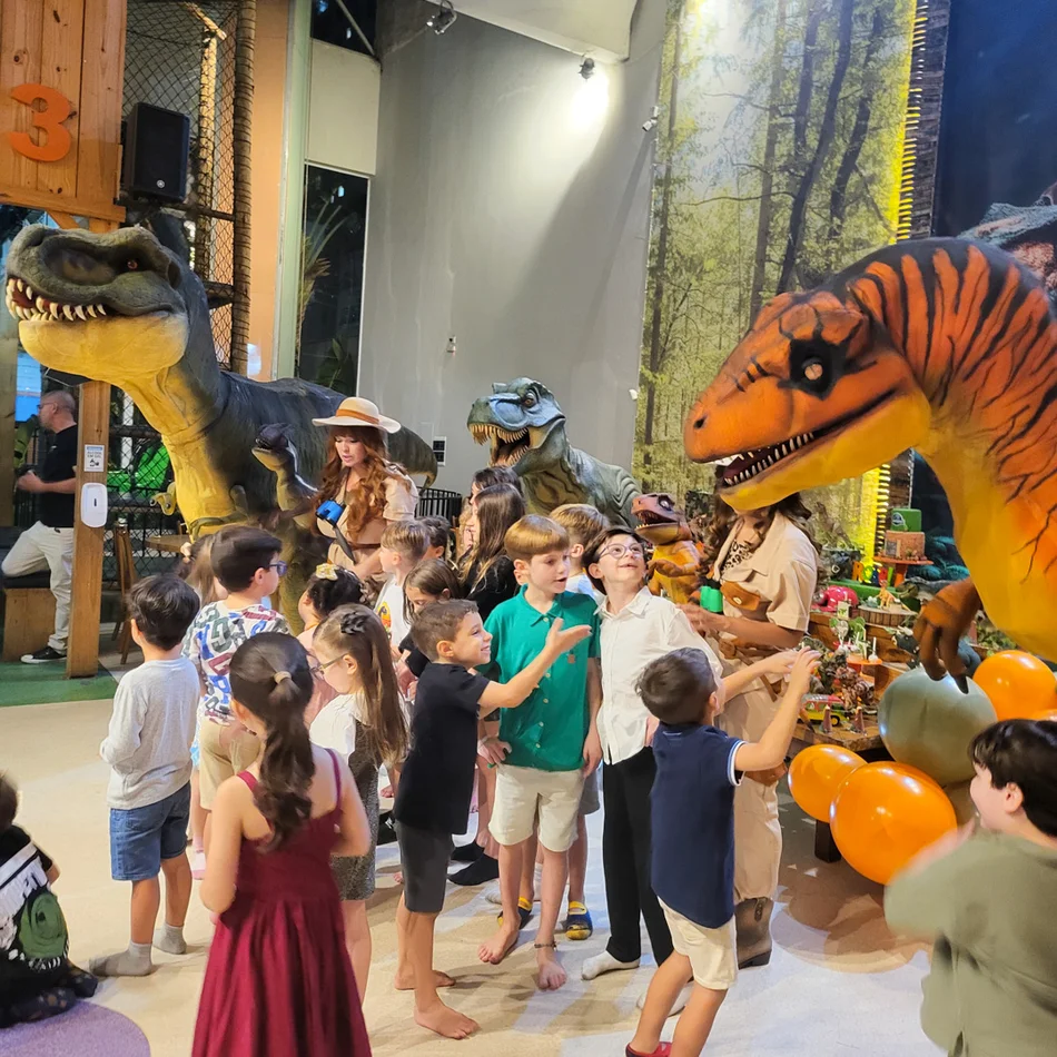 Atores com fantasias hiper-realistas de dinossauros para eventos no bairro Vila Augusta em Guarulhos Atores com fantasias hiper-realistas de dinossauros para eventos no bairro Vila Augusta em Guarulhos