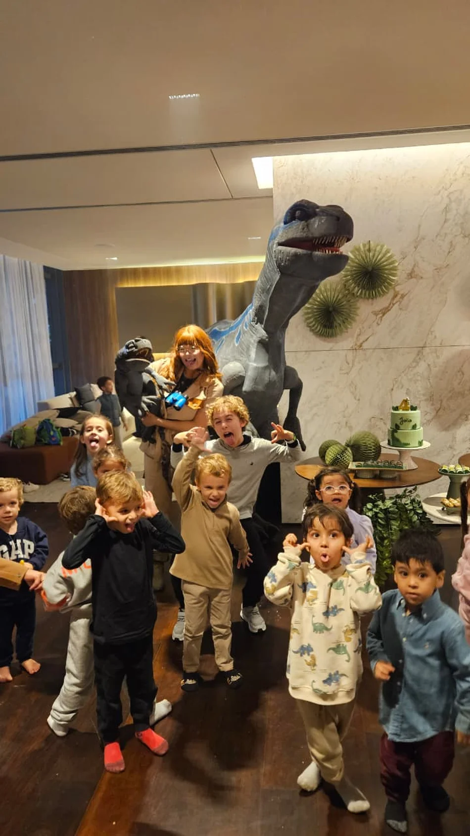 Atração de dinossauro realista imitando a Velociraptor Blue na festinha do Felipe