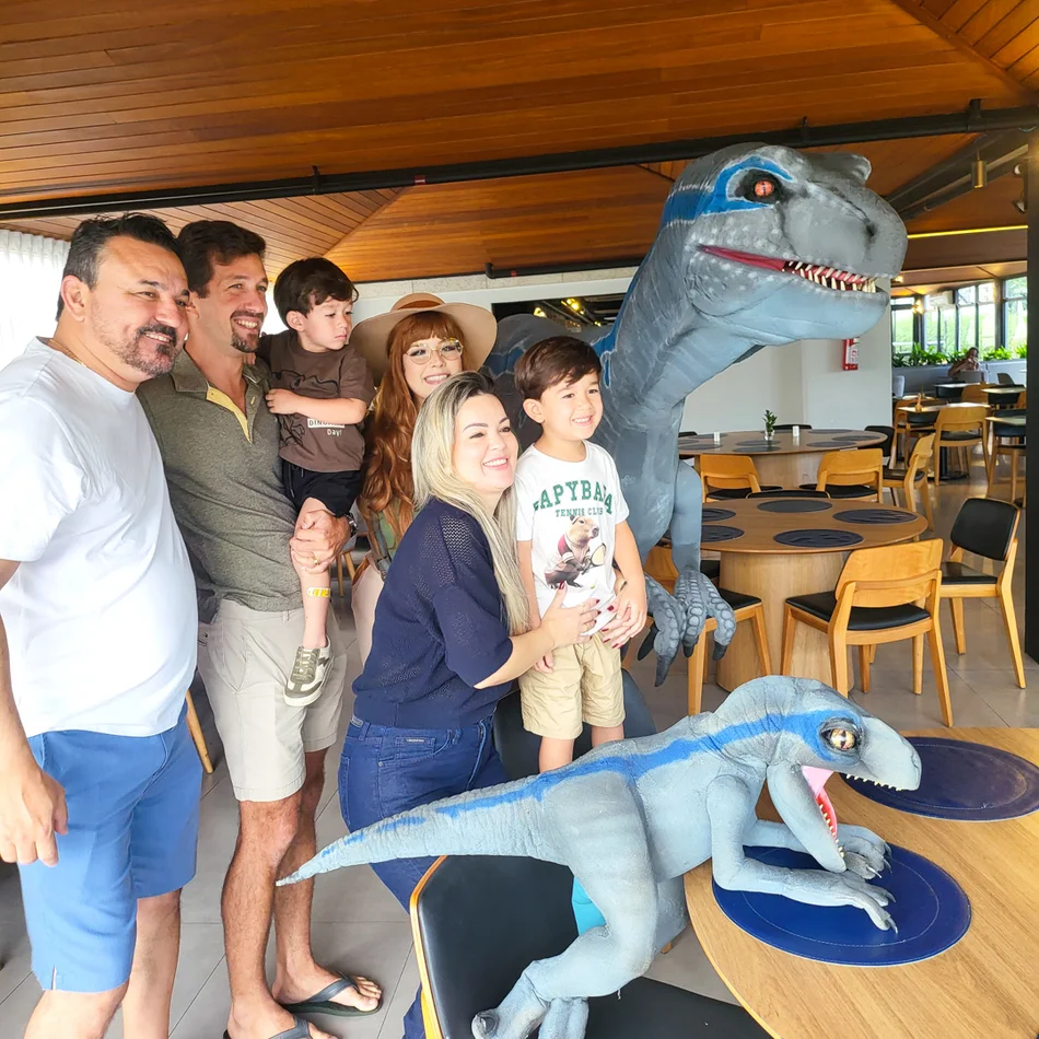 Atração infantil com dinossauro Velociraptor Blue em evento em Mauá