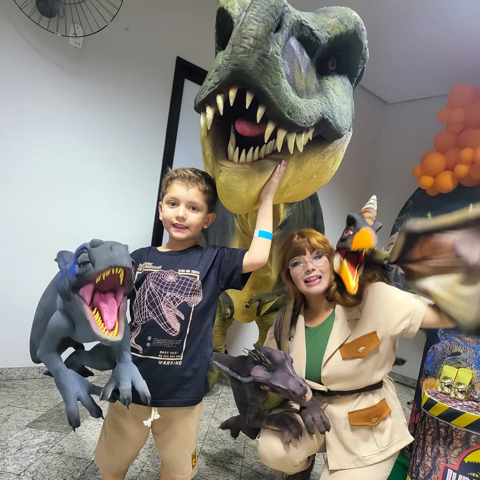 Atriz exploradora jurássica conduzindo apresentação ao contratar dinossauros personagens vivos para evento Atriz exploradora jurássica conduzindo apresentação ao contratar dinossauros personagens vivos para evento