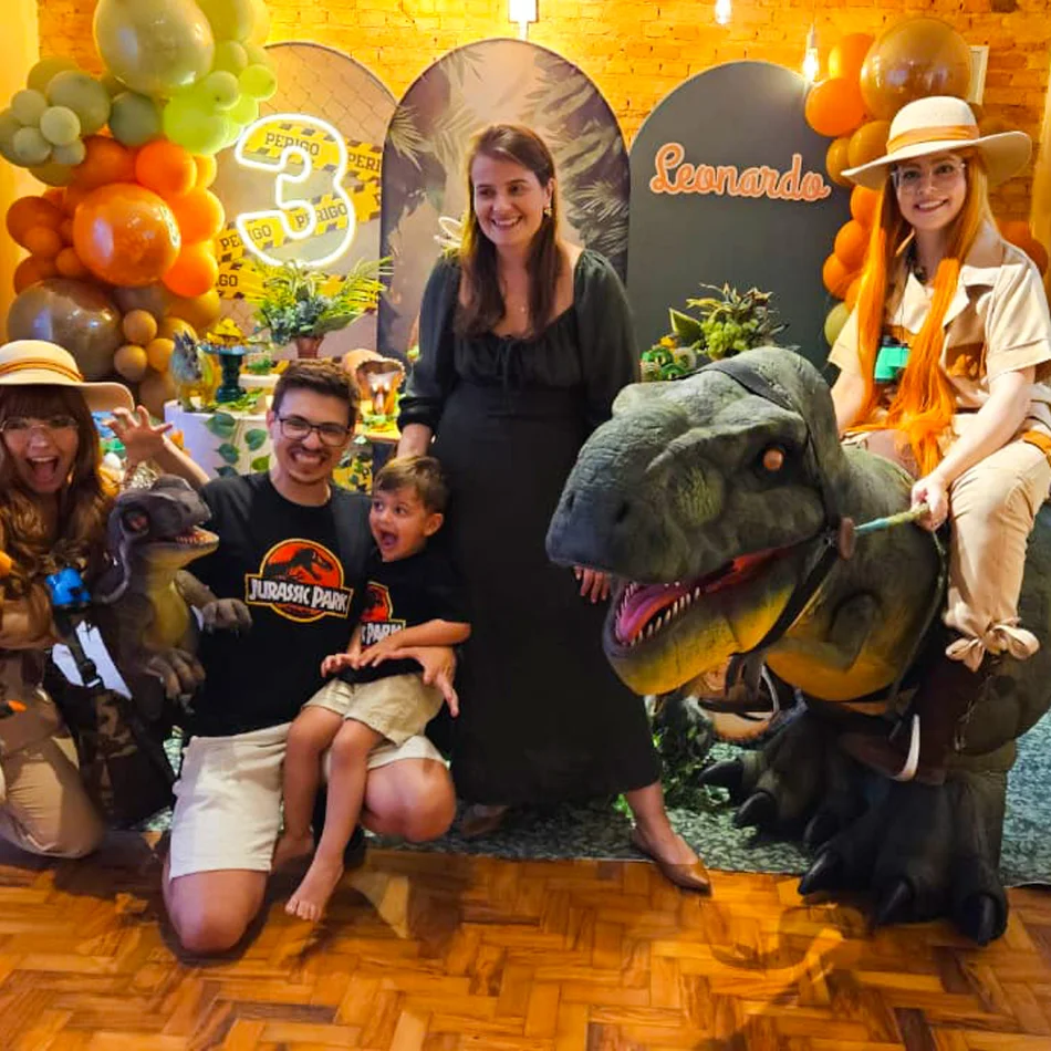 Baby T-Rex na festa do Leonardo interagindo com crianças no Espaço Cantarola