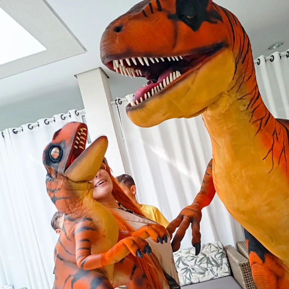 Close do Dino Baby Laranja Personagem Vivo pronto para animação de festas infantis