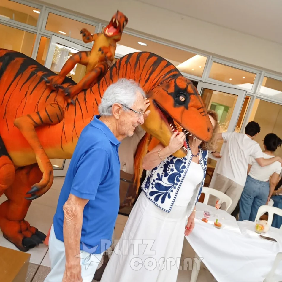 Dinossauros interagindo com os aniversariantes