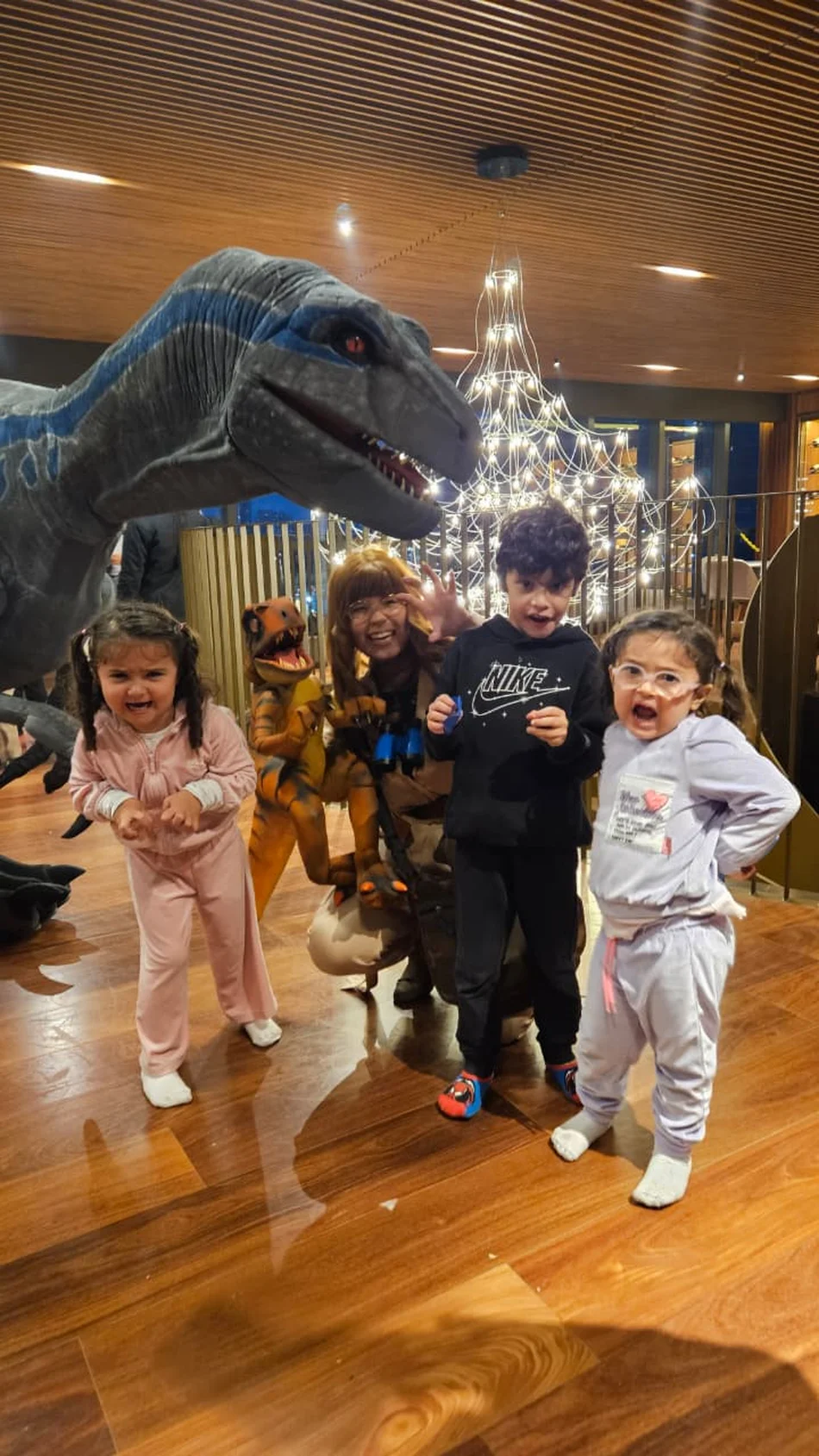 Contratação de dinossauros para festas infantis com a Velociraptor Blue e exploradora