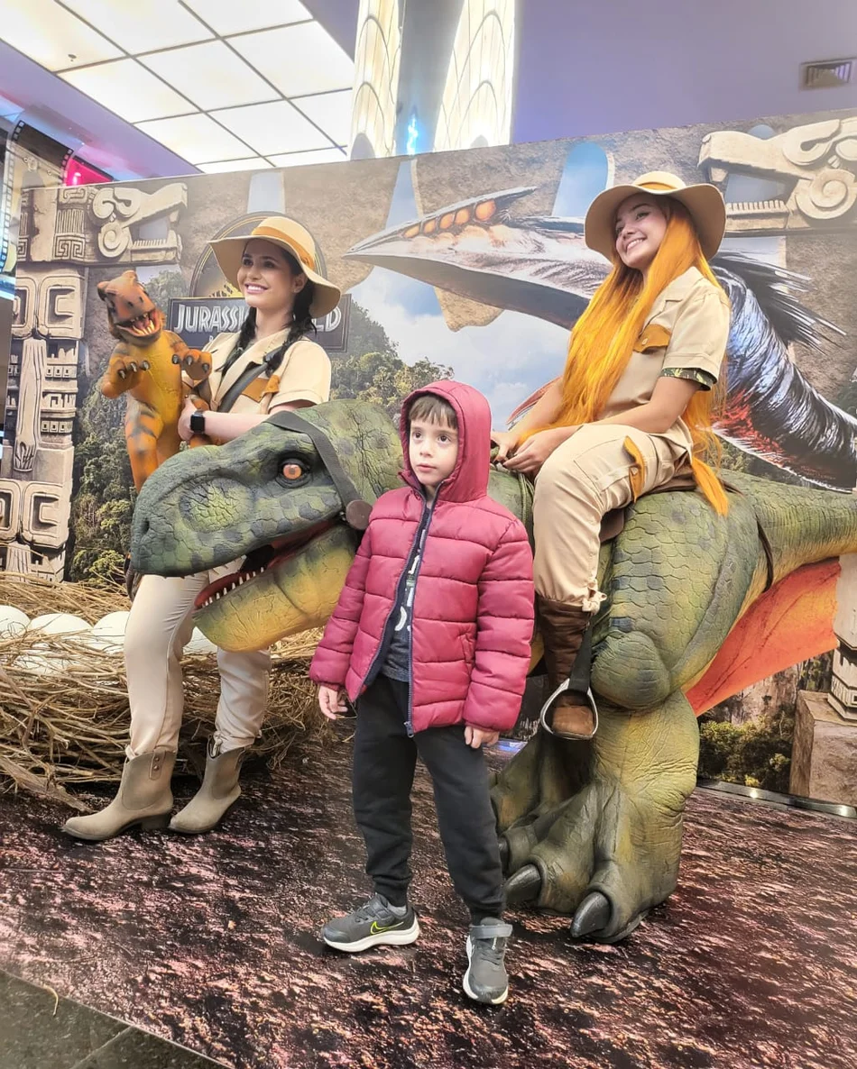 Dinossauro animando a festa com seu filho em Guarujá
