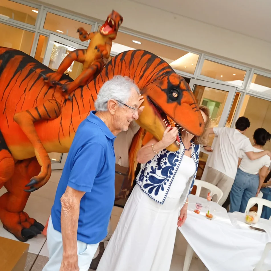 Dinossauro animando a familia em Guarujá