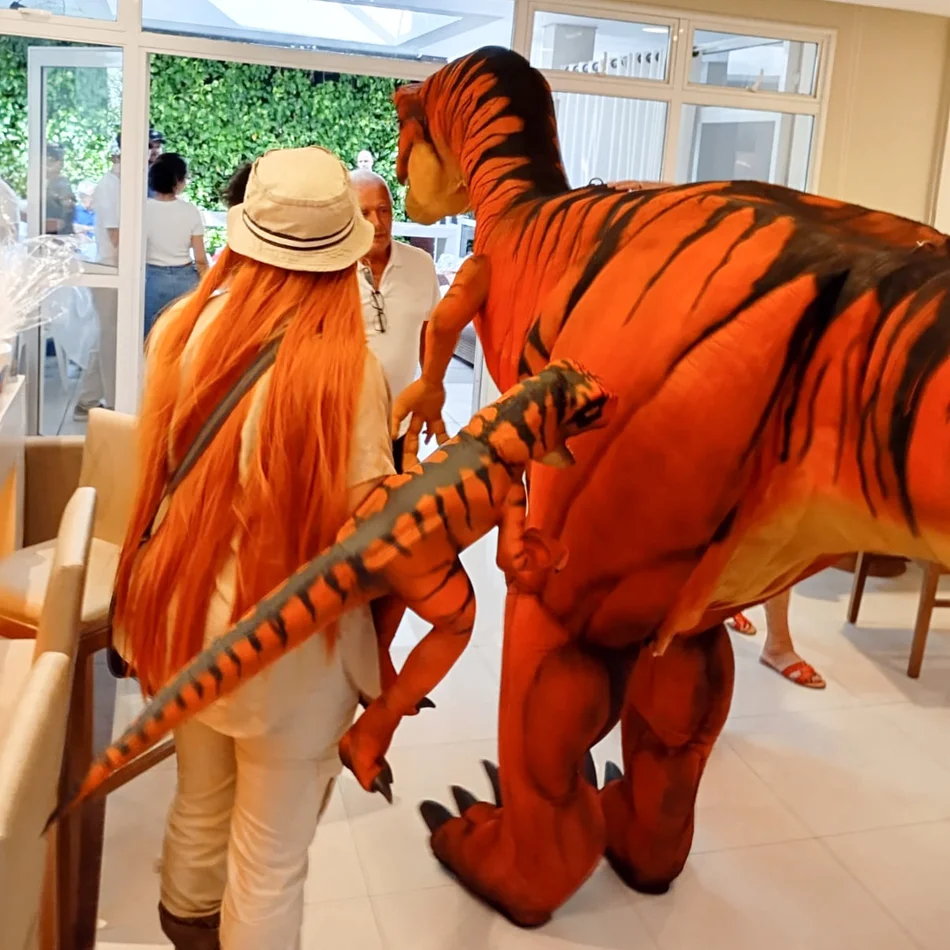 Domadora com seu amigo Dinossauro em Guarujá