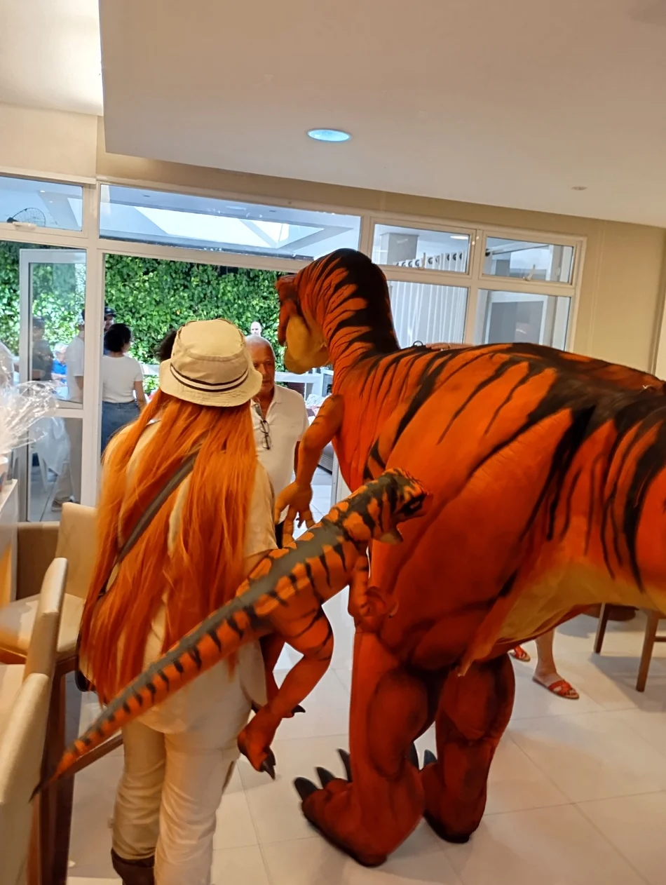 Diversão garantida com Dinossauros personagens vivos em Jacareí