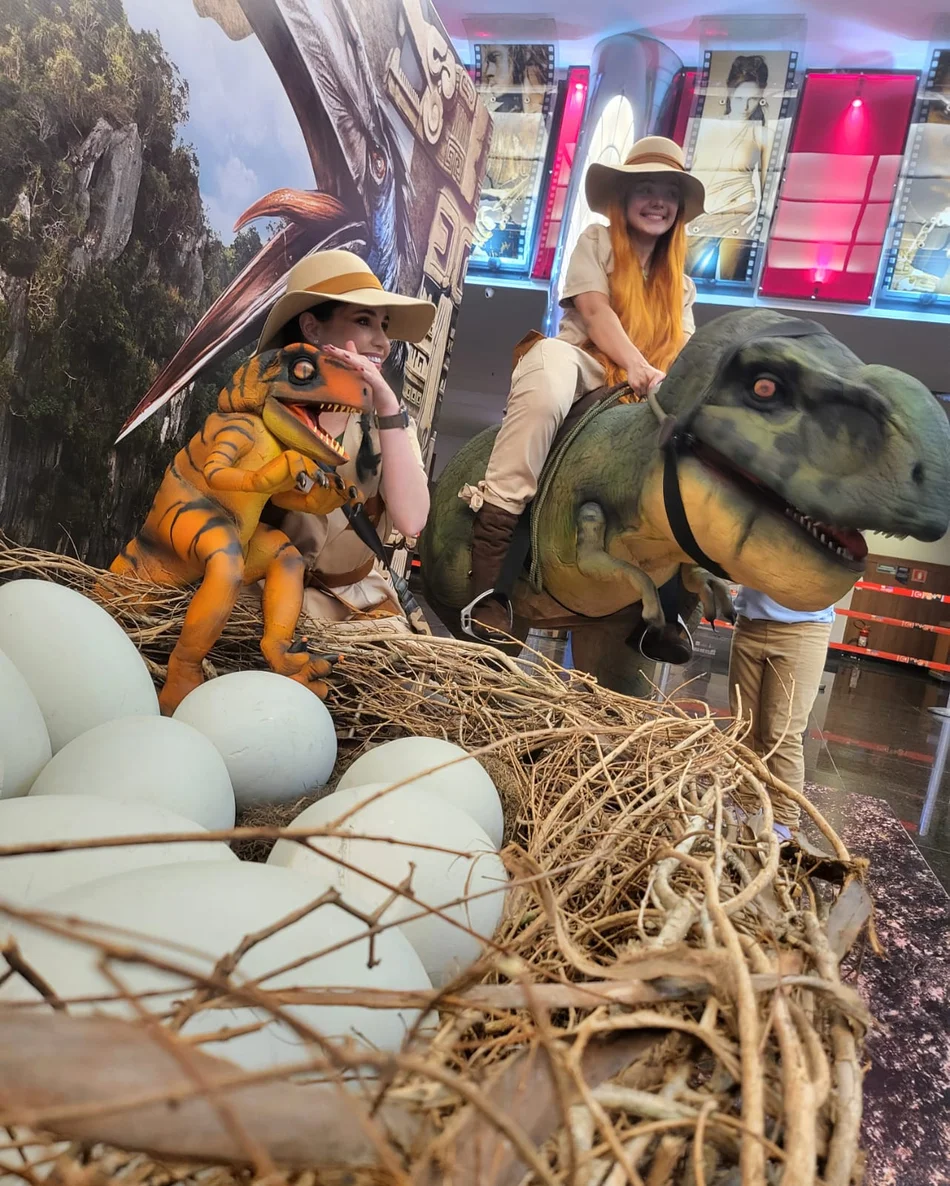 Domadora com seu amigo Dinossauro em Sorocaba Domadora com seu amigo Dinossauro em Sorocaba