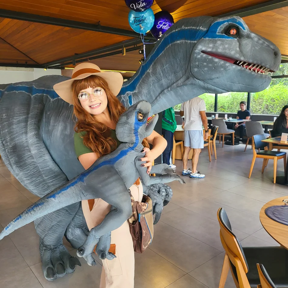 Contratar dinossauros personagens vivos dinossauro baby fofo com exploradora em buffet de São Caetano
