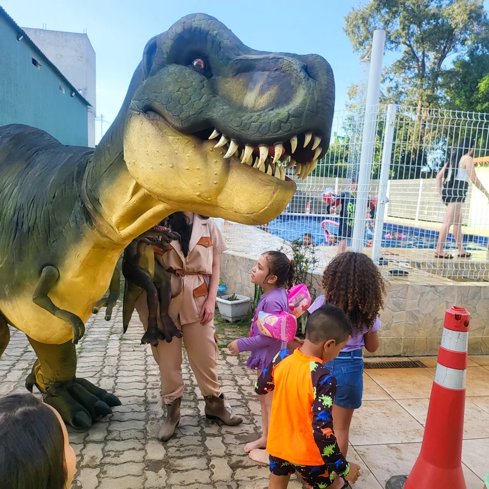 T-Rex gigante interagindo com crianças em festa infantil no bairro Cambui em Campinas T-Rex gigante interagindo com crianças em festa infantil no bairro Cambui em Campinas