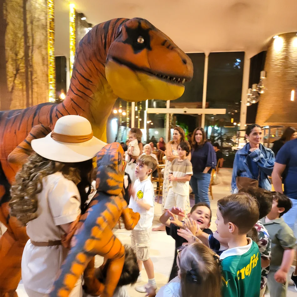 Contratar dinossauros personagens vivos T-Rex realista interagindo com crianças em festa infantil em Itu Contratar dinossauros personagens vivos T-Rex realista interagindo com crianças em festa infantil em Itu