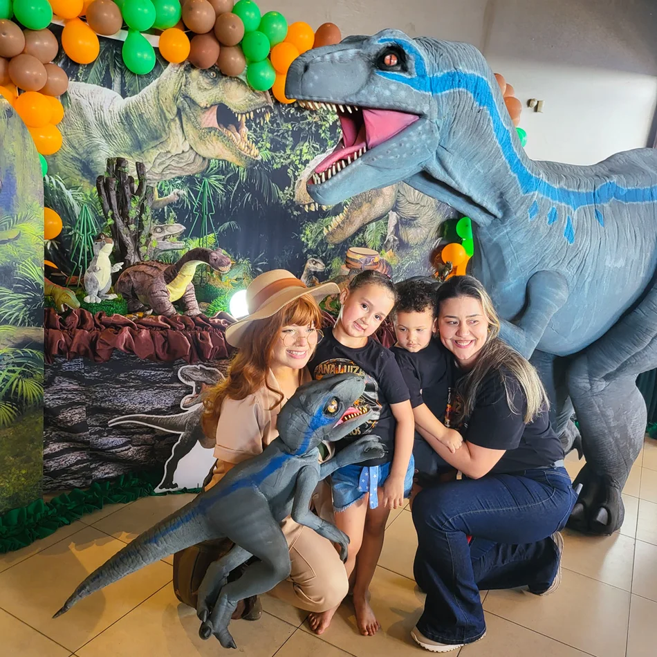 Ator profissional controlando fantasia de T-Rex ao contratar dinossauros personagens vivos em Jundiaí