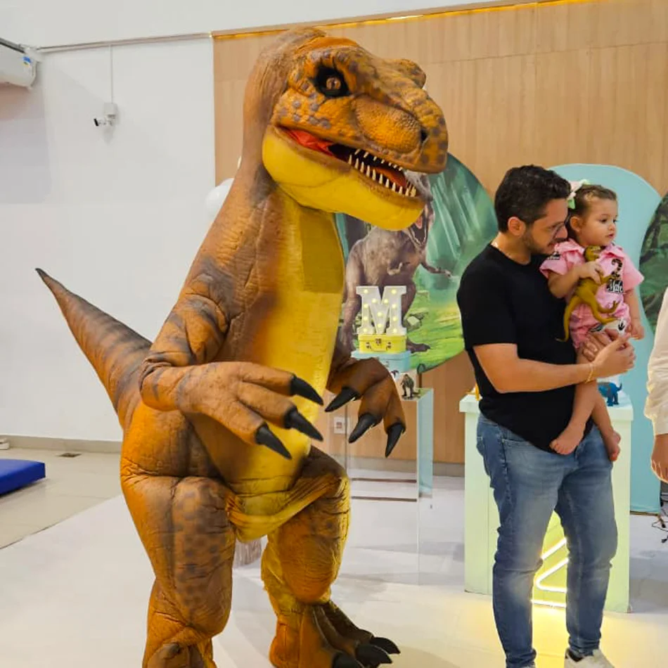 Incrível T-Rex Laranja para festas infantis ao Contrate Dinossauros com a Portal Personagens Vivos