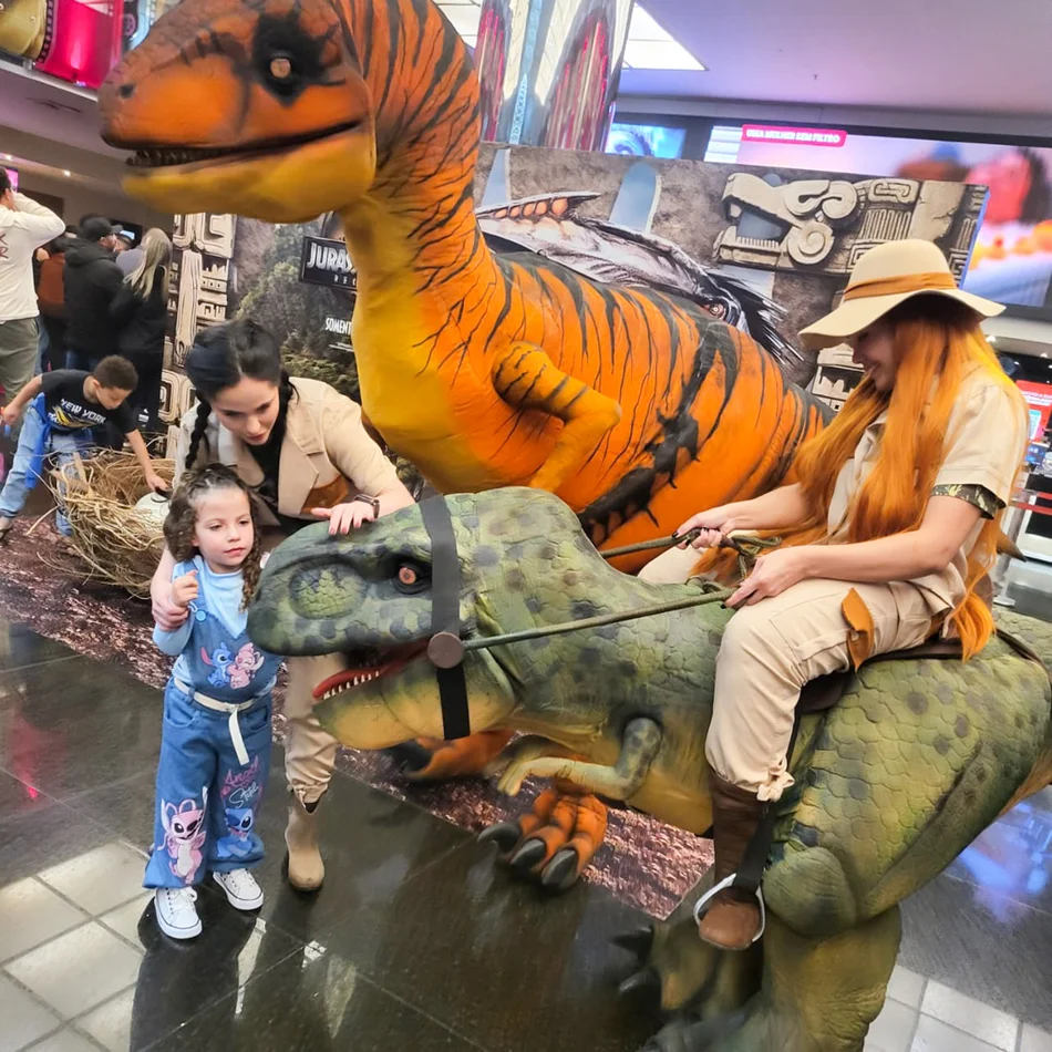 Criança brincando com o dinossauro sem medo