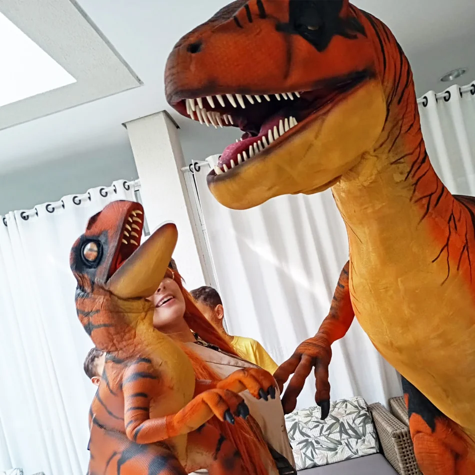 Criança tocando em dinossauros realistas em São Paulo durante festa infantil