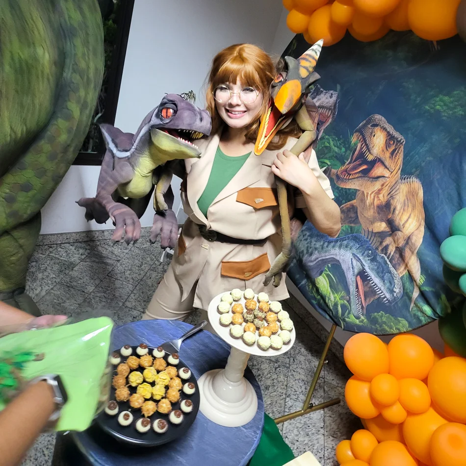 Crianças abraçando o Dino Baby Personagem Vivo durante evento infantil