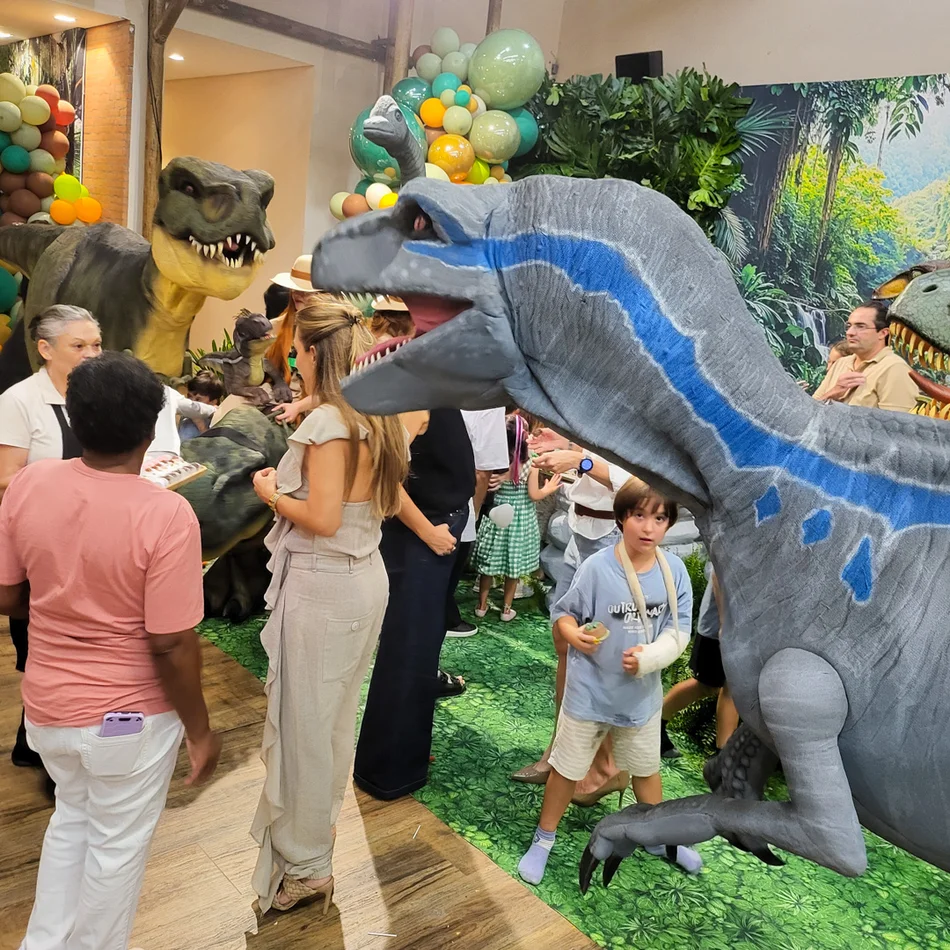 Crianças e Dinossauros Invadem o Buffet para fotos em festas infantis Crianças e Dinossauros Invadem o Buffet para fotos em festas infantis