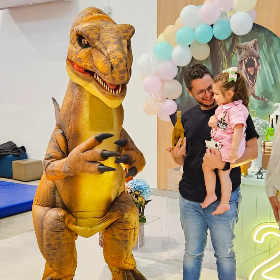 Crianças interagindo com a Exploradora ao contratar dinossauros personagens vivos para festa infantil