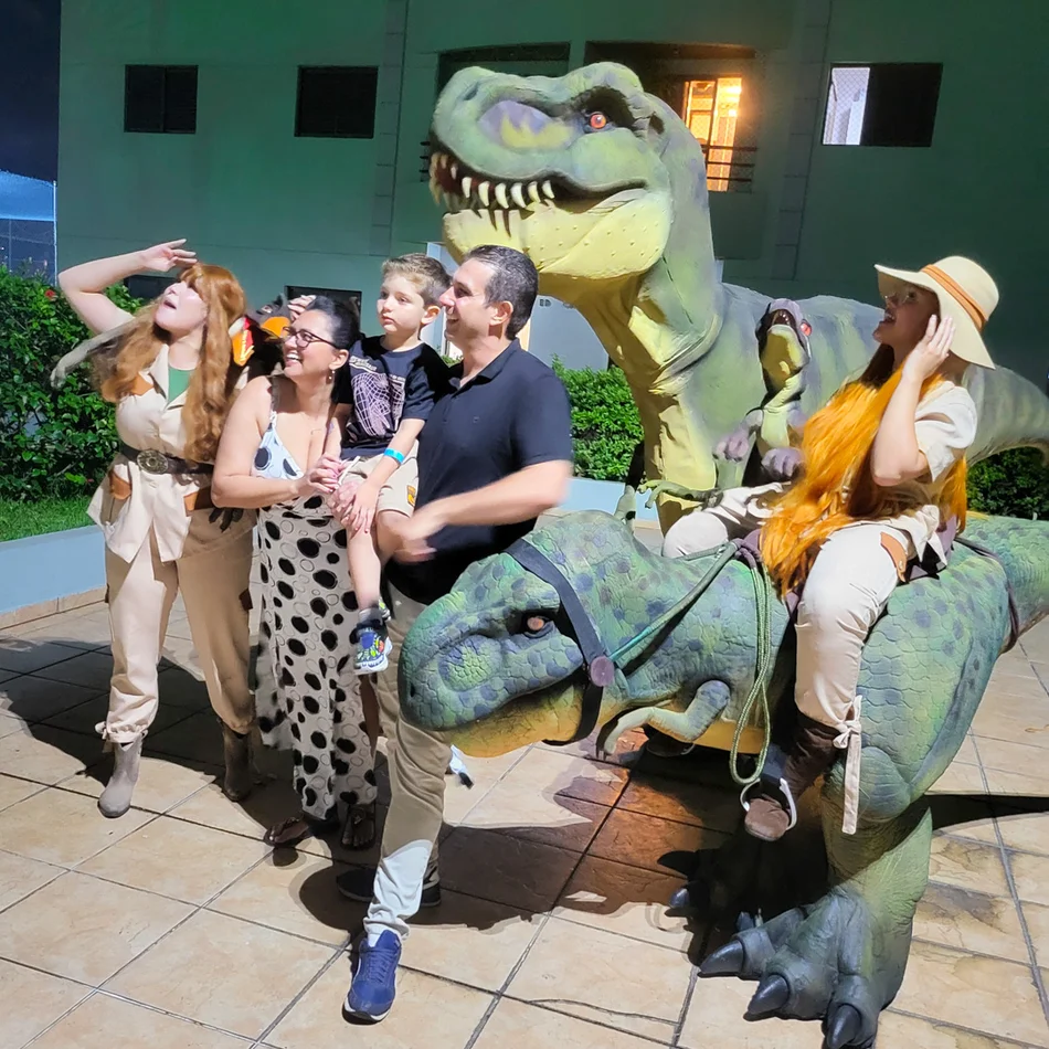 Crianças interagindo com dinossauro Blue do Jurassic World ao Contratar Dinossauros personagens vivos Crianças interagindo com dinossauro Blue do Jurassic World ao Contratar Dinossauros personagens vivos