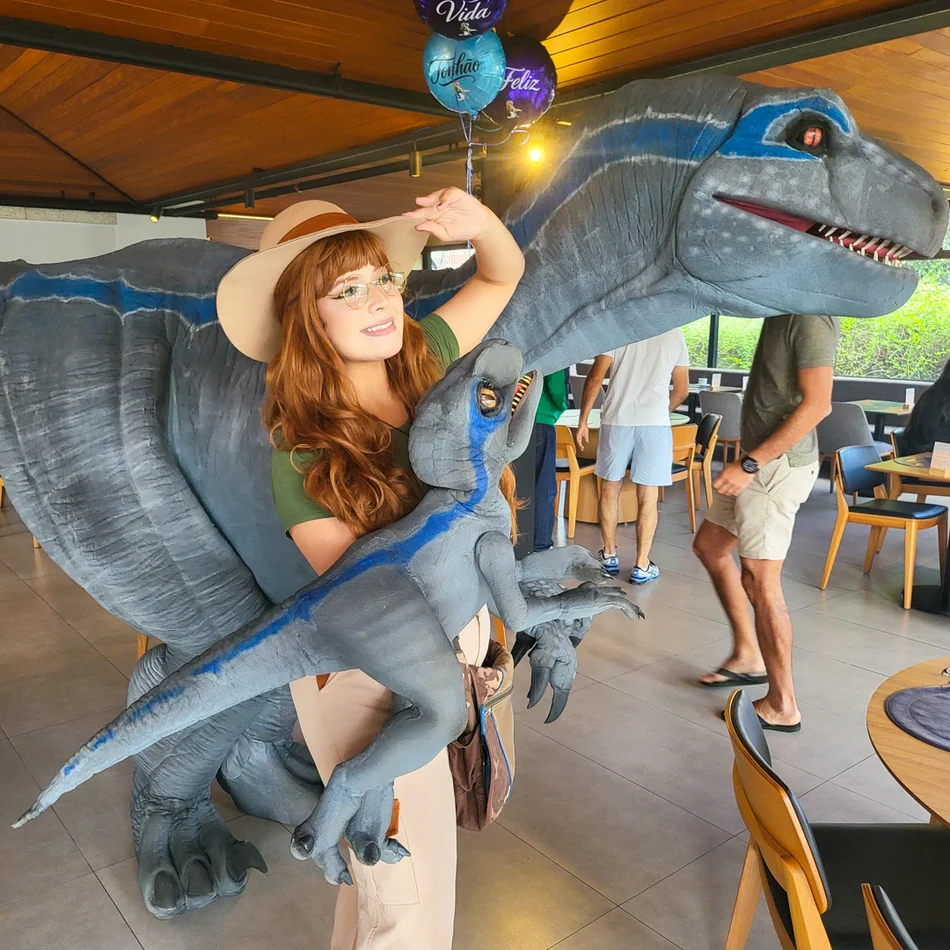 Crianças se divertindo com a Visita da Velociraptor Blue em evento de 5 anos