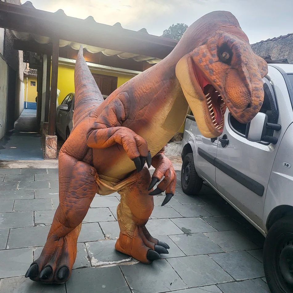 Crianças tirando foto com T-Rex para festa infantil jurássica.