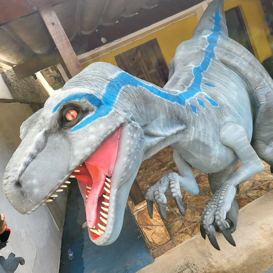 Decoração de festa infantil com tema dinossauro e T-Rex realista