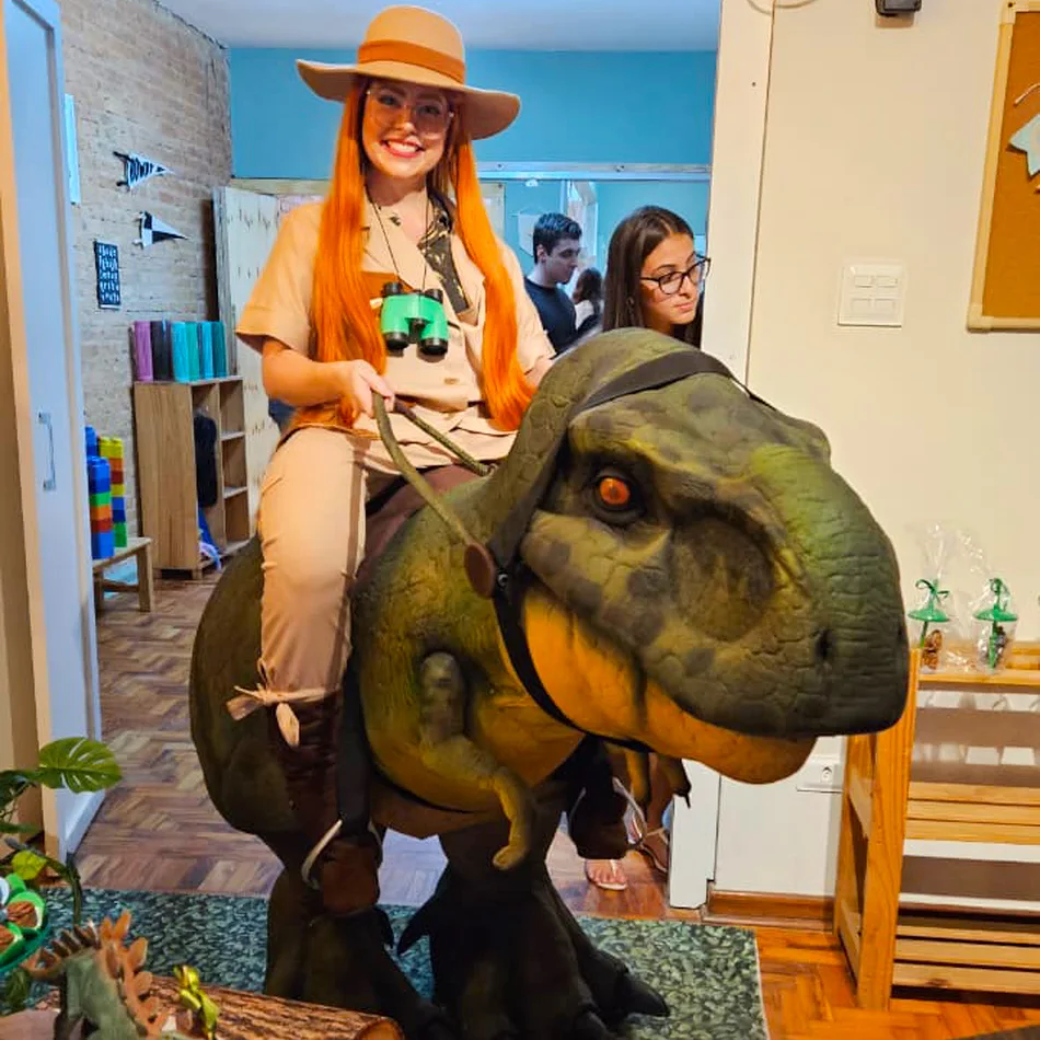 Detalhe da Baby T-Rex na festa do Leonardo animando convidados em São Paulo