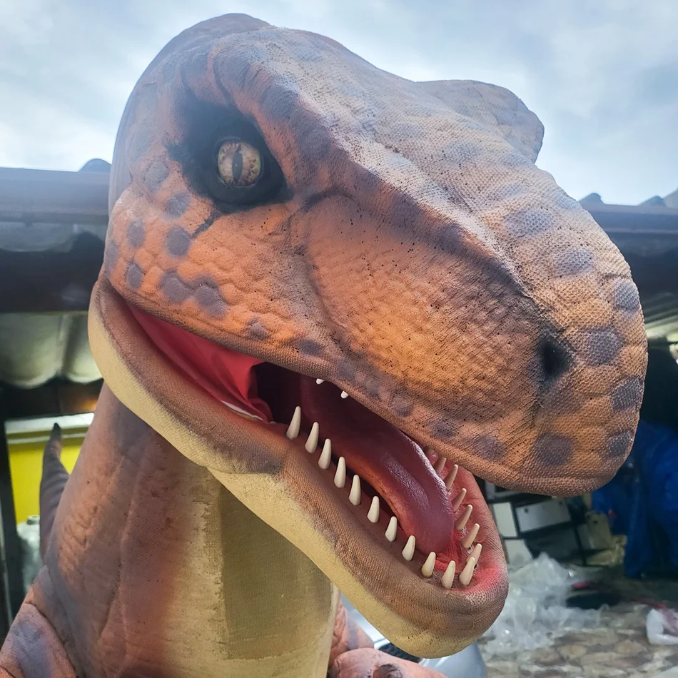 Detalhe da textura real do T-Rex Laranja Vivo Personagem Vivo para eventos