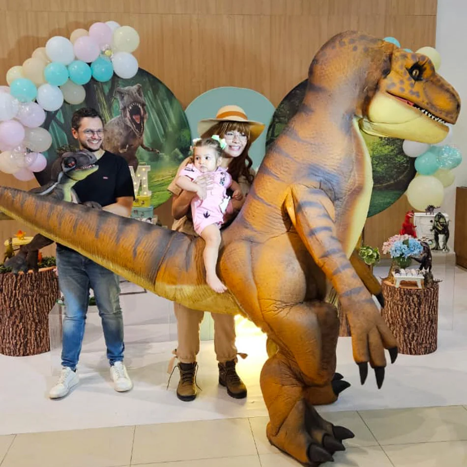 Detalhe do T-Rex Laranja Personagem Vivo em evento de aniversário em São Paulo