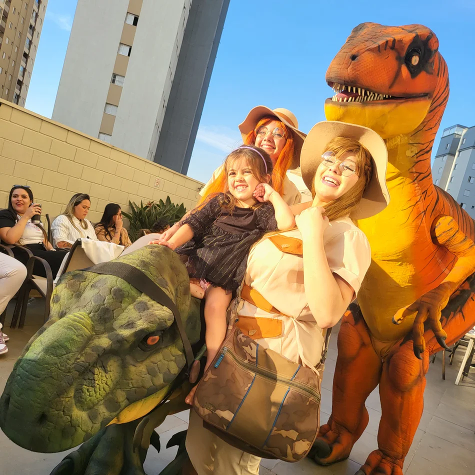 Dinossauro Baby de brinquedo interativo para festas de bebês em Itupeva