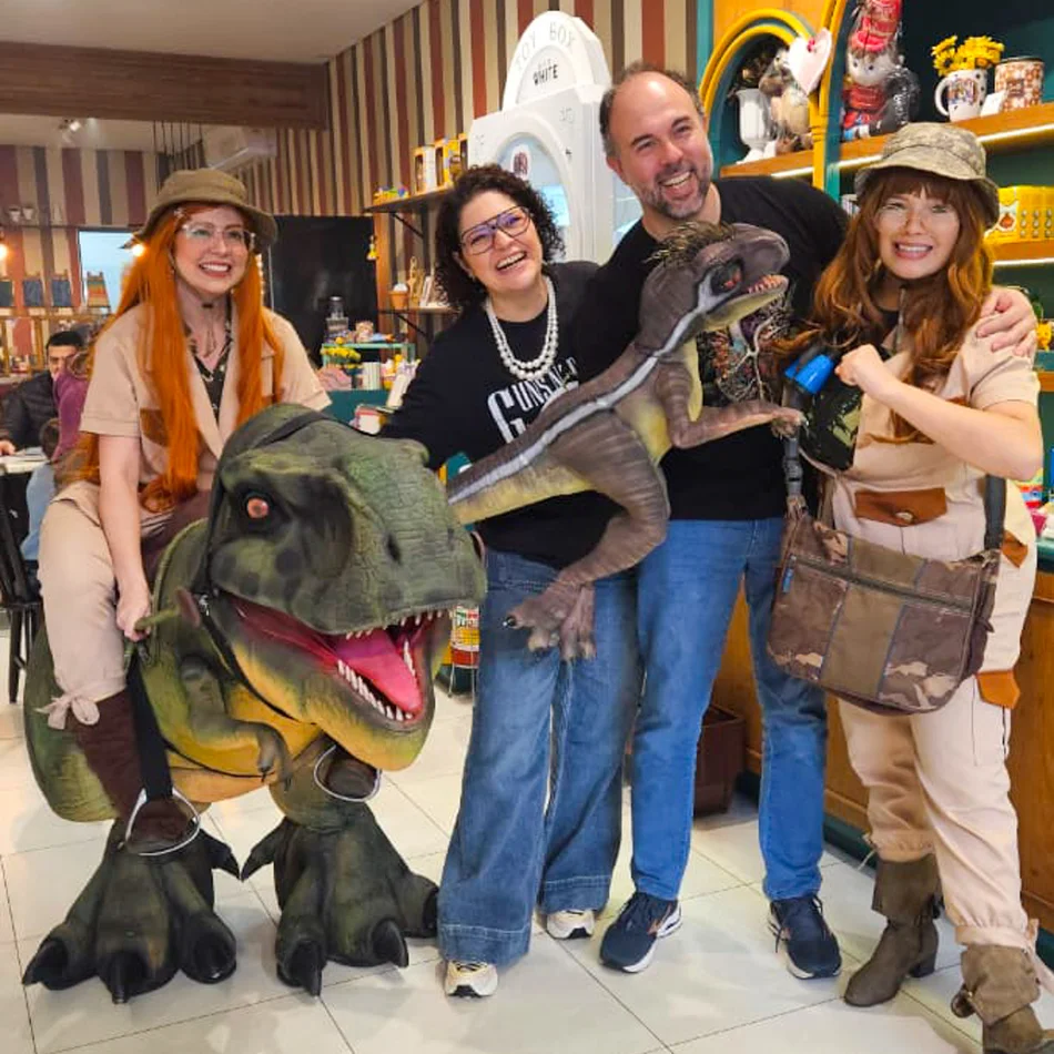 Dinossauro Baby fazendo pose para fotos após contratar dinossauros personagens vivos em Pinheiros