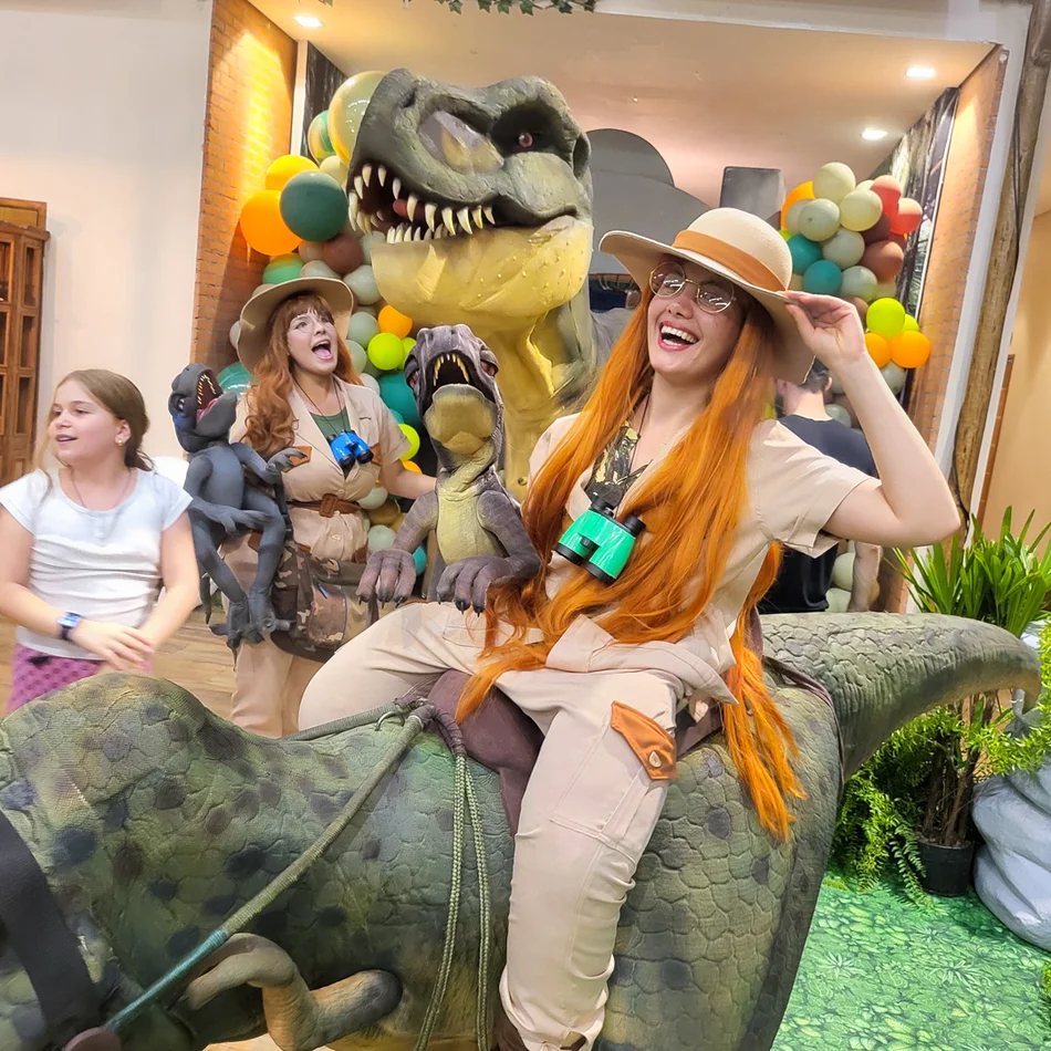 Dinossauro Baby personagem vivo em apresentação no Bairro Alto em Piracicaba