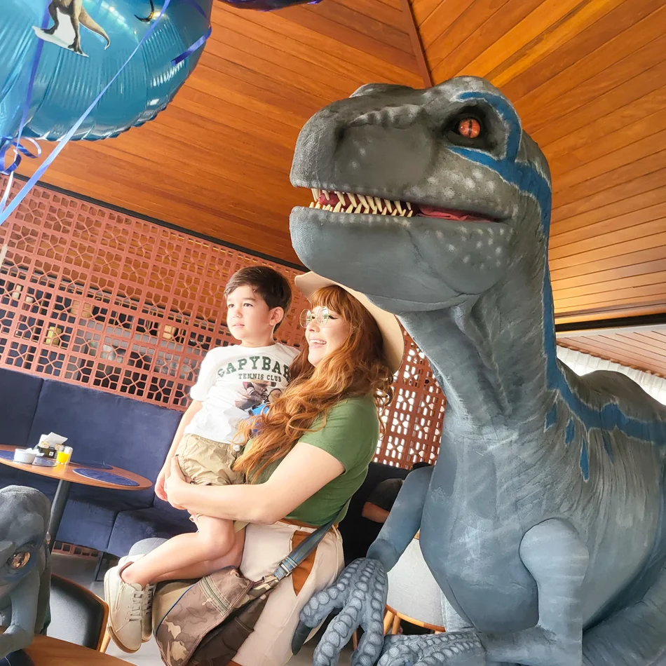 Dinossauro Blue de Jurassic World interagindo com crianças em Guarulhos Dinossauro Blue de Jurassic World interagindo com crianças em Guarulhos