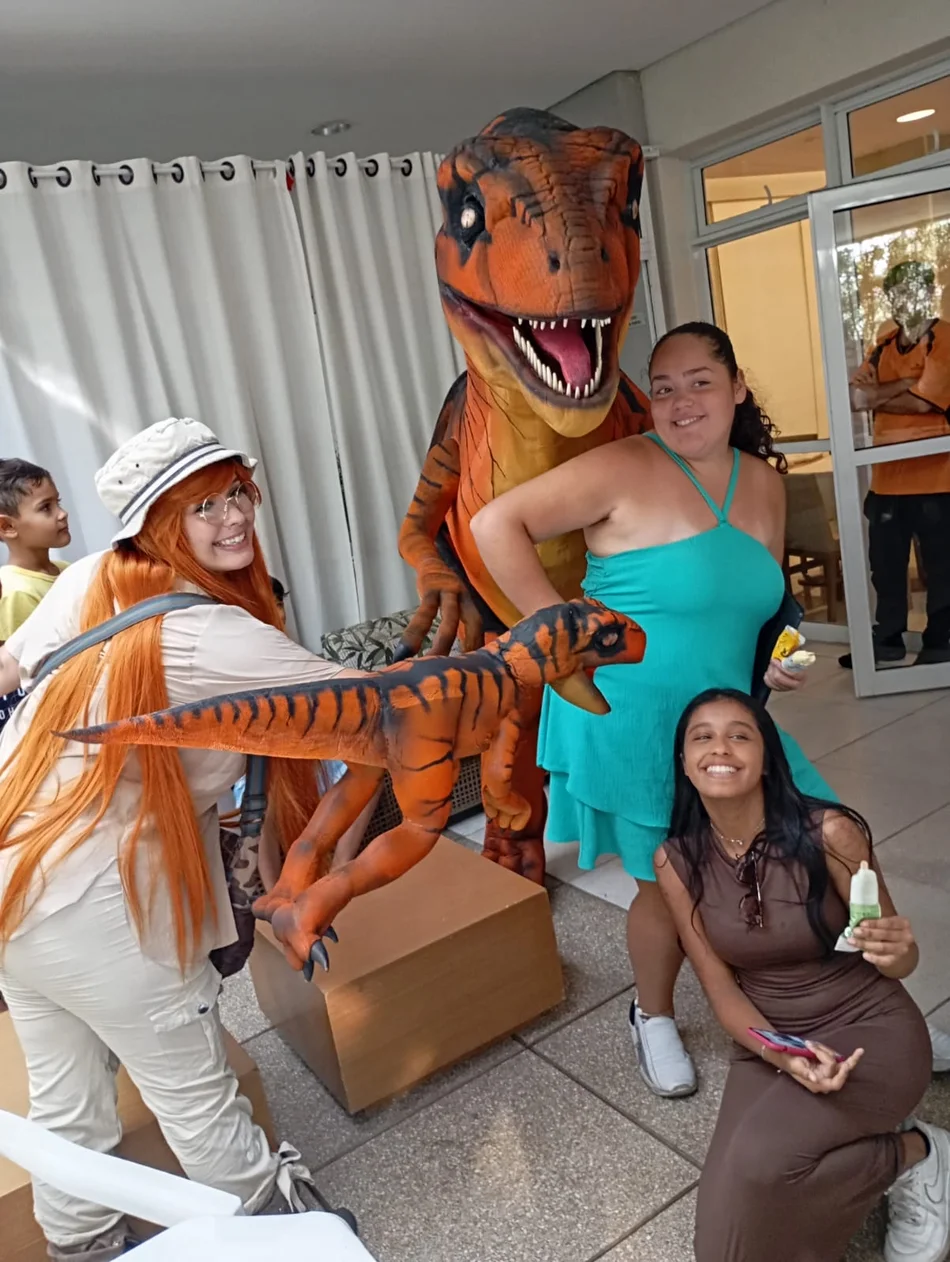 Dinossauro Laranja Personagem Vivo se divertindo com toda a Família Dinossauro Laranja Personagem Vivo se divertindo com toda a Família