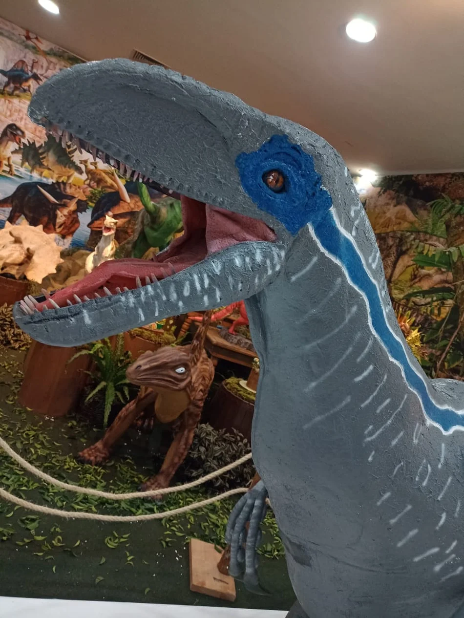 Dinossauro Personagem vivo fazendo pose em Taubaté Dinossauro Personagem vivo fazendo pose em Taubaté